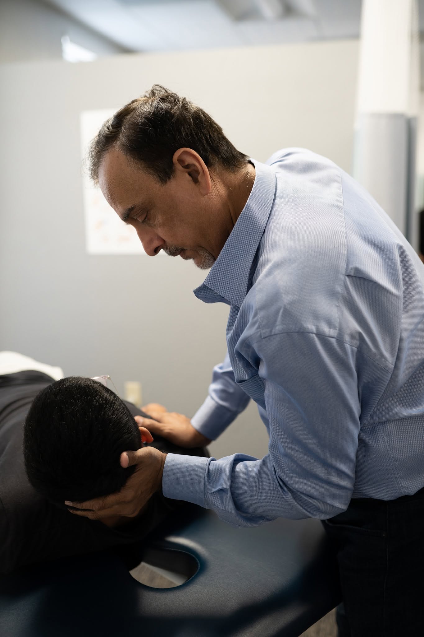 Hiten Davé treating a patient