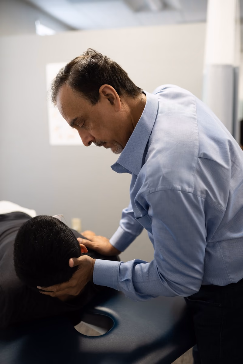 Hiten Davé providing hands-on physical therapy to a patient